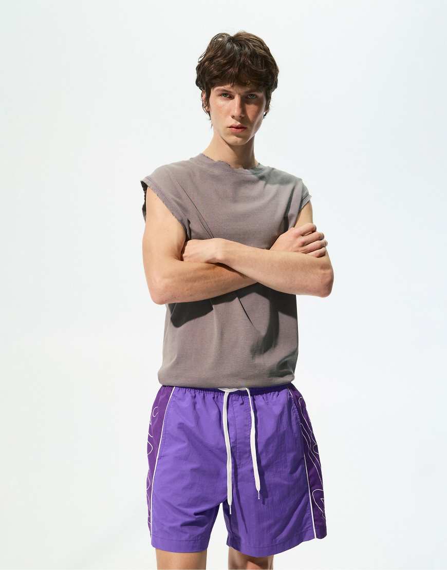 Pull & Bear - Boardshorts in Lila mit seitlichem Streifen und „STWD"-Print Pull & Bear - Boardshorts in Lila mit seitlichem Streifen und „STWD"-Print von Pull & Bear