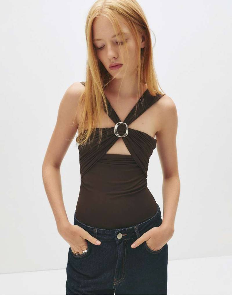 Pull & Bear - Body in Braun mit überkreuzten Trägern und Schnallendetail-Brown von Pull & Bear