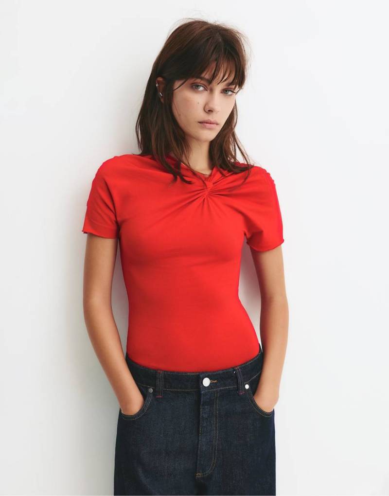 Pull & Bear - Body in Rot mit Knoten am Ausschnitt von Pull & Bear