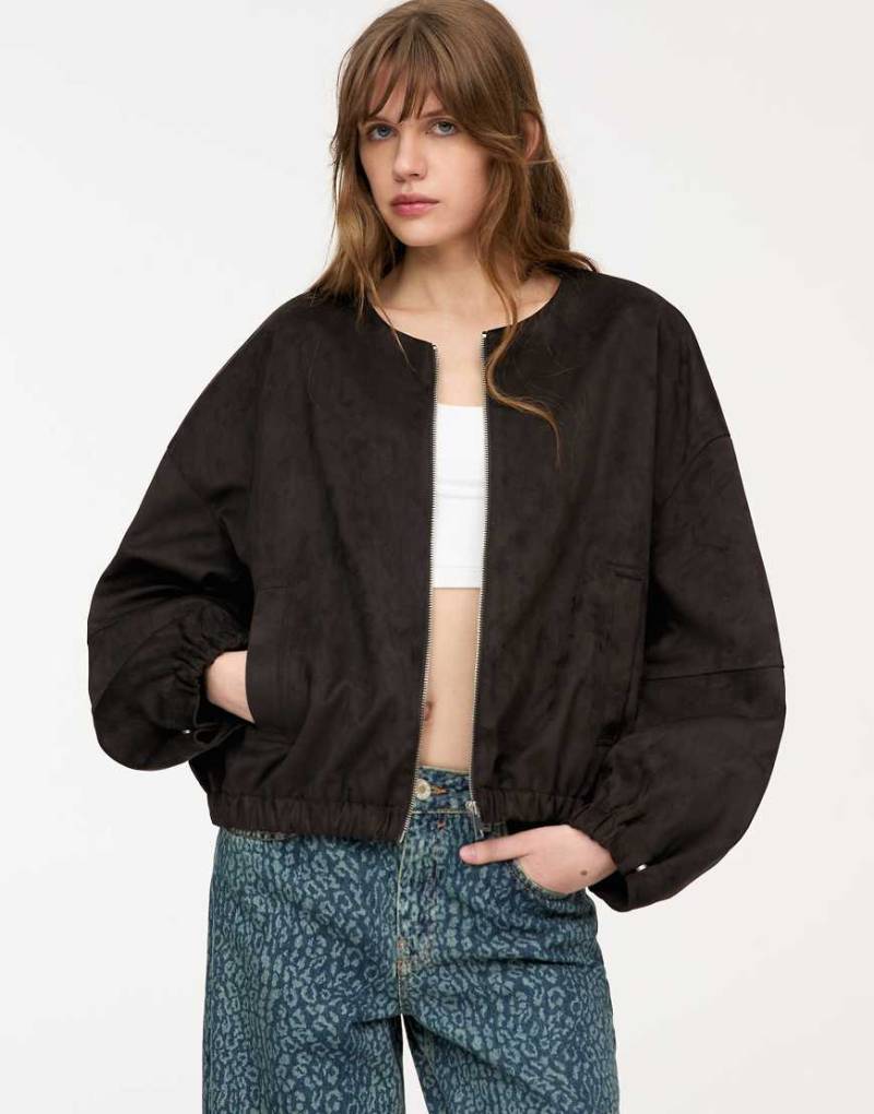 Pull & Bear - Kragenlose Bomberjacke aus Wildlederimitat in Braun von Pull & Bear