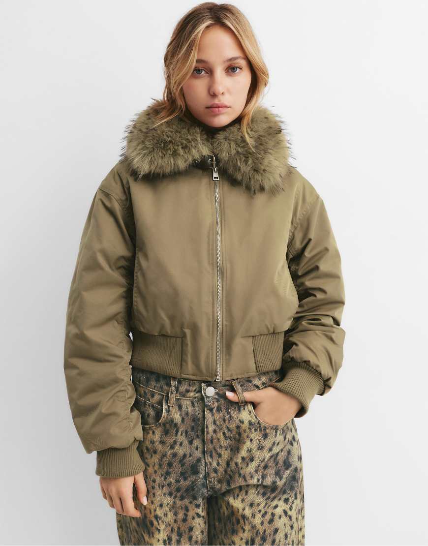 Pull & Bear - Bomberjacke in Khaki mit Kunstpelzkragen-Grün von Pull & Bear