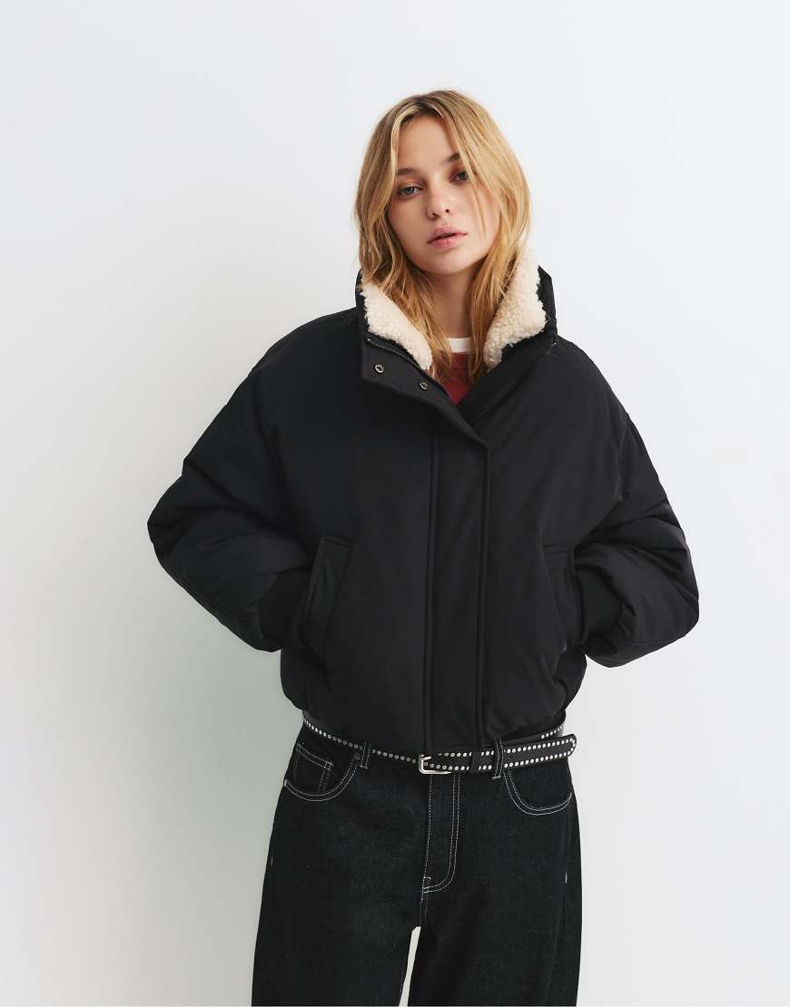 Pull & Bear - Bomberjacke in Schwarz mit Futter aus Lammfellimitat von Pull & Bear