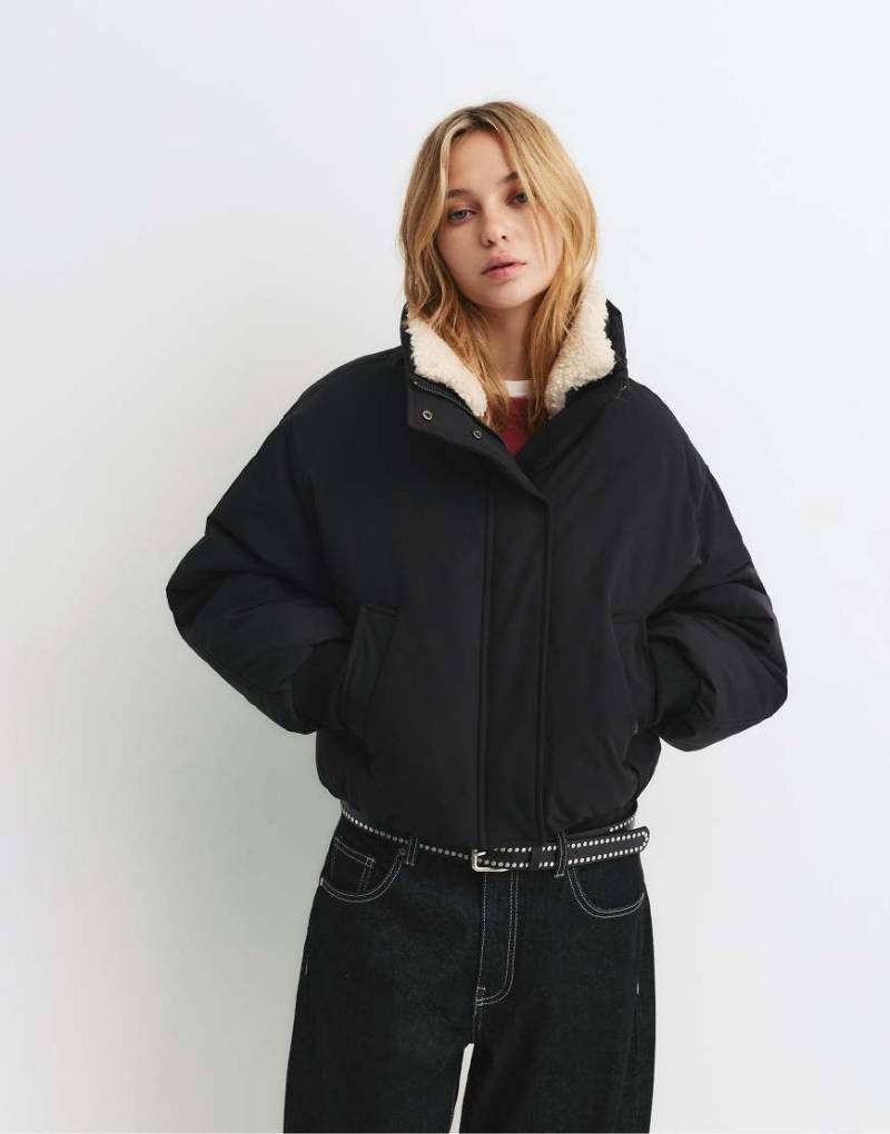 Pull & Bear - Bomberjacke in Schwarz mit Futter aus Lammfellimitat von Pull & Bear