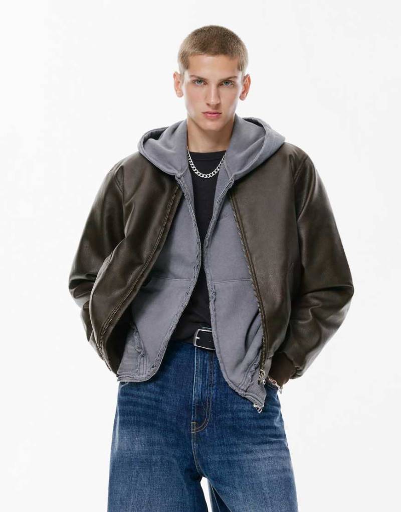 Pull & Bear - Bomberjacke in brauner Lederoptik-Brown von Pull & Bear