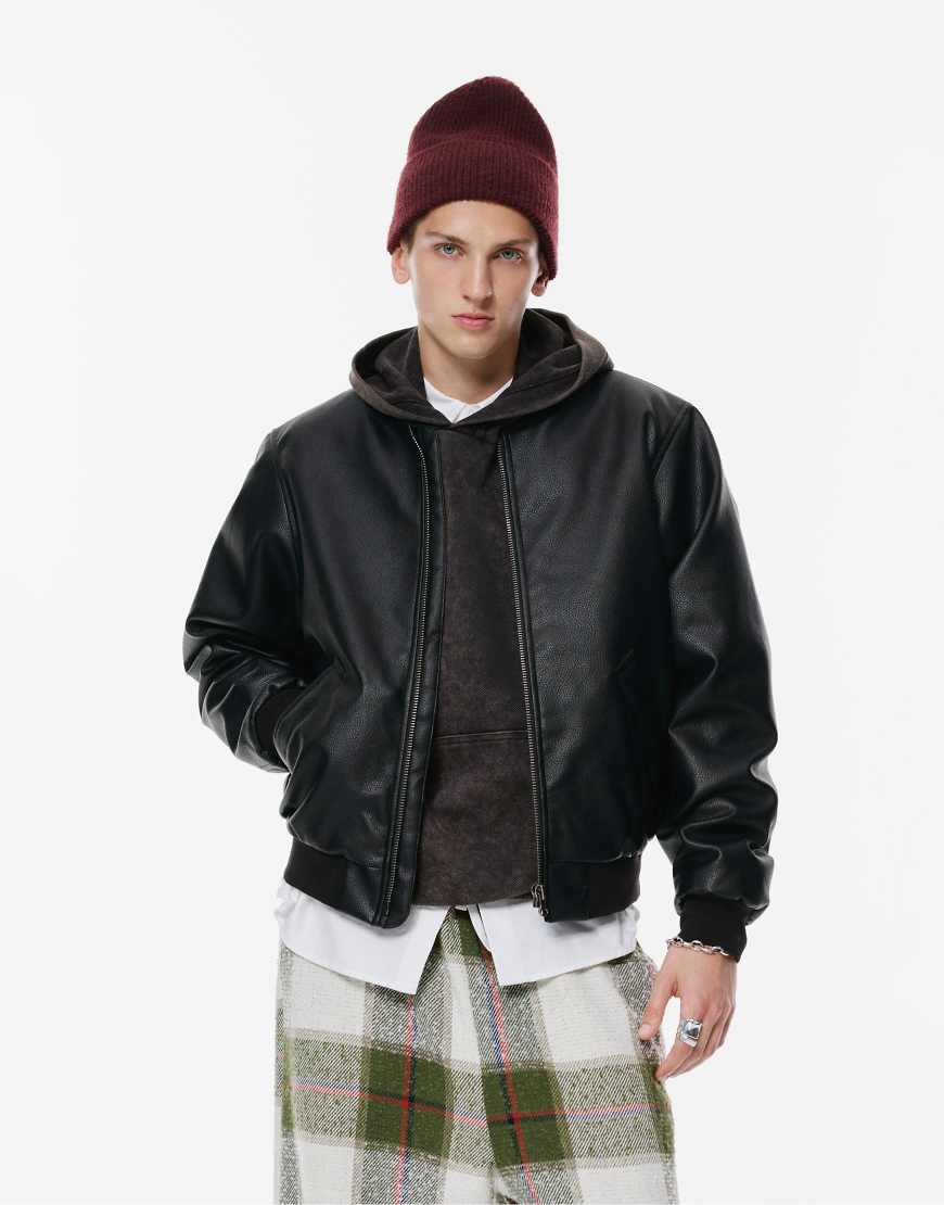 Pull & Bear - Bomberjacke in schwarzer Lederoptik von Pull & Bear