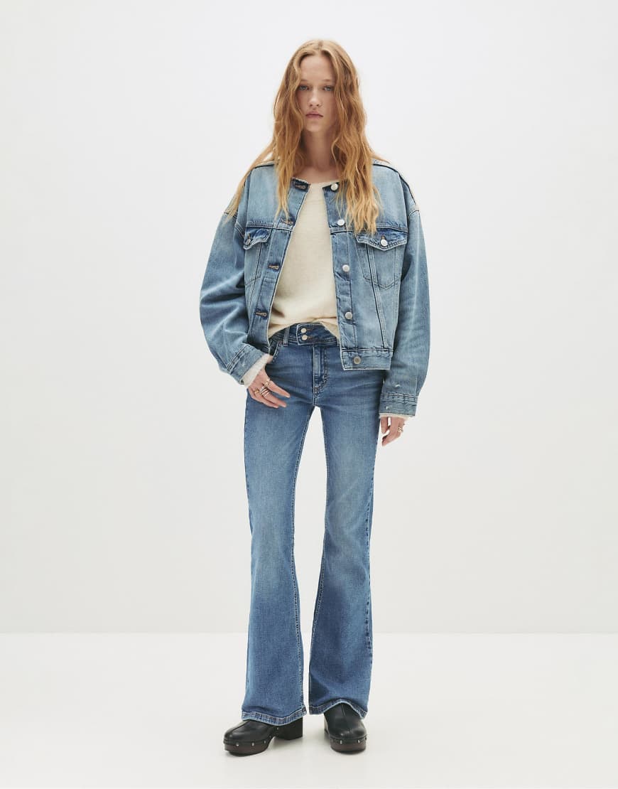 Pull & Bear - Bootcut-Jeans in Mittelblau mit niedrigem Bund von Pull & Bear