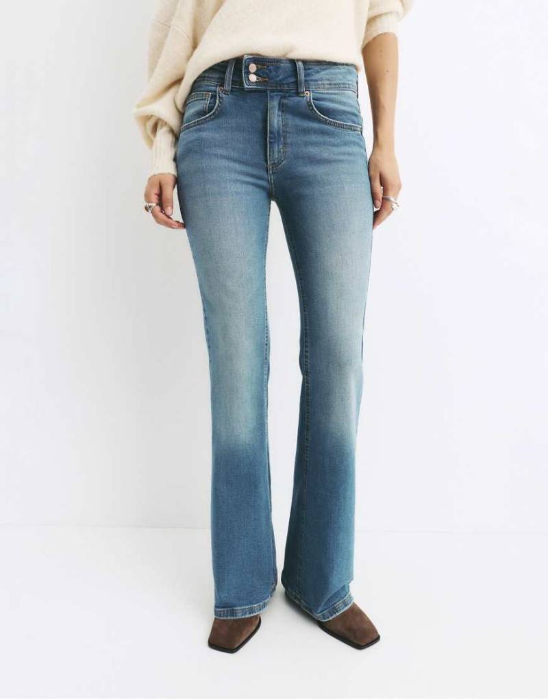 Pull & Bear - Bootcut-Jeans in Mittelblau mit niedrigem Bund von Pull & Bear