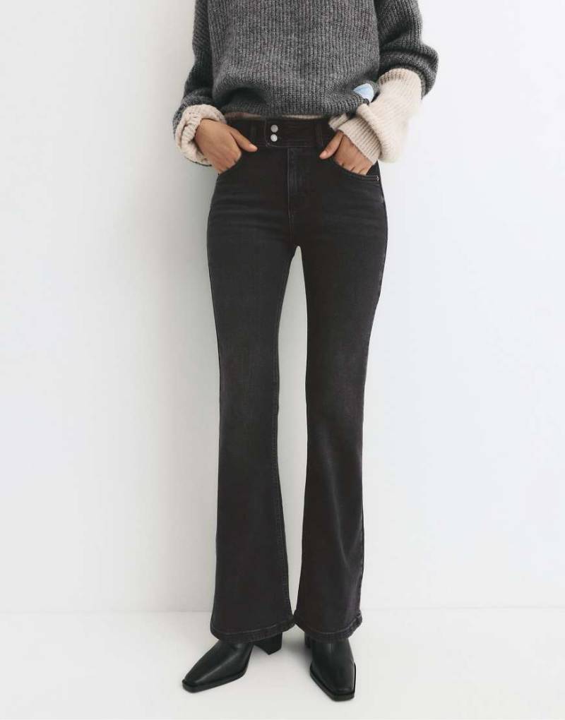 Pull & Bear - Bootcut-Jeans in Schwarz mit niedrigem Bund von Pull & Bear