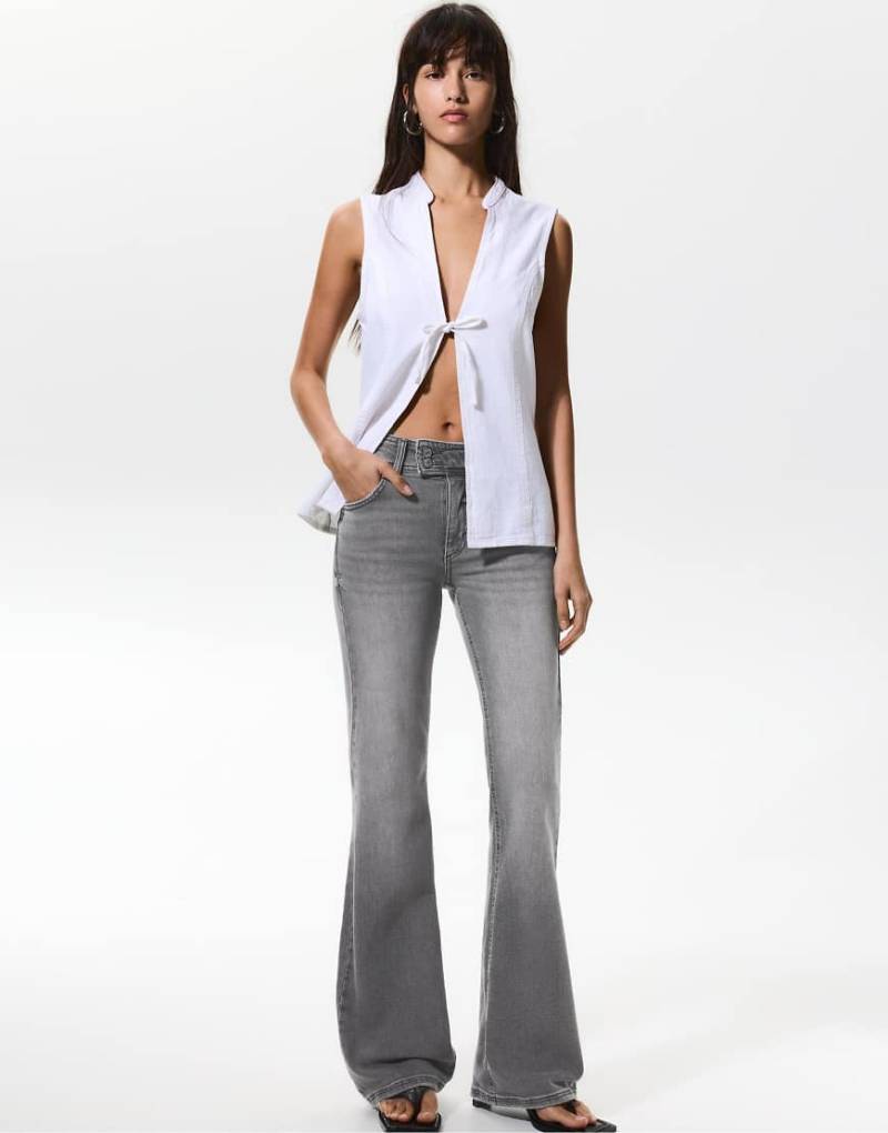 Pull & Bear - Bootcut-Jeans in meliertem Grau mit niedrigem Bund von Pull & Bear