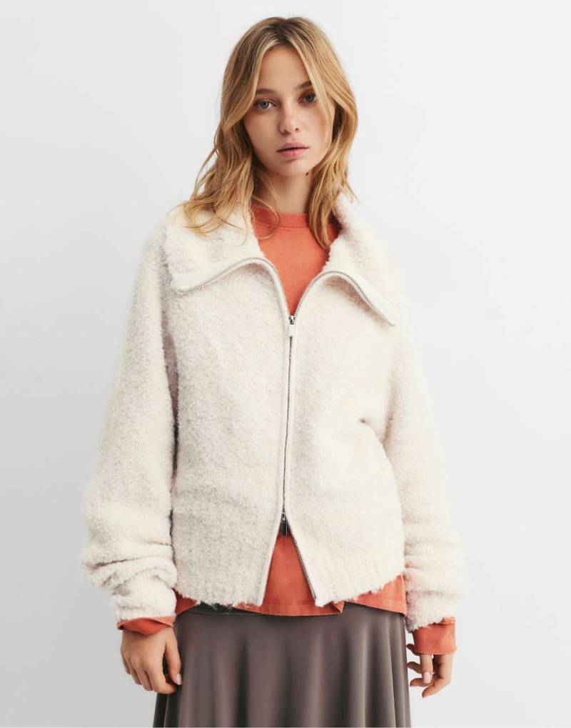 Pull & Bear - Bouclé-Strickjacke in Beige mit Reißverschluss-Neutral von Pull & Bear