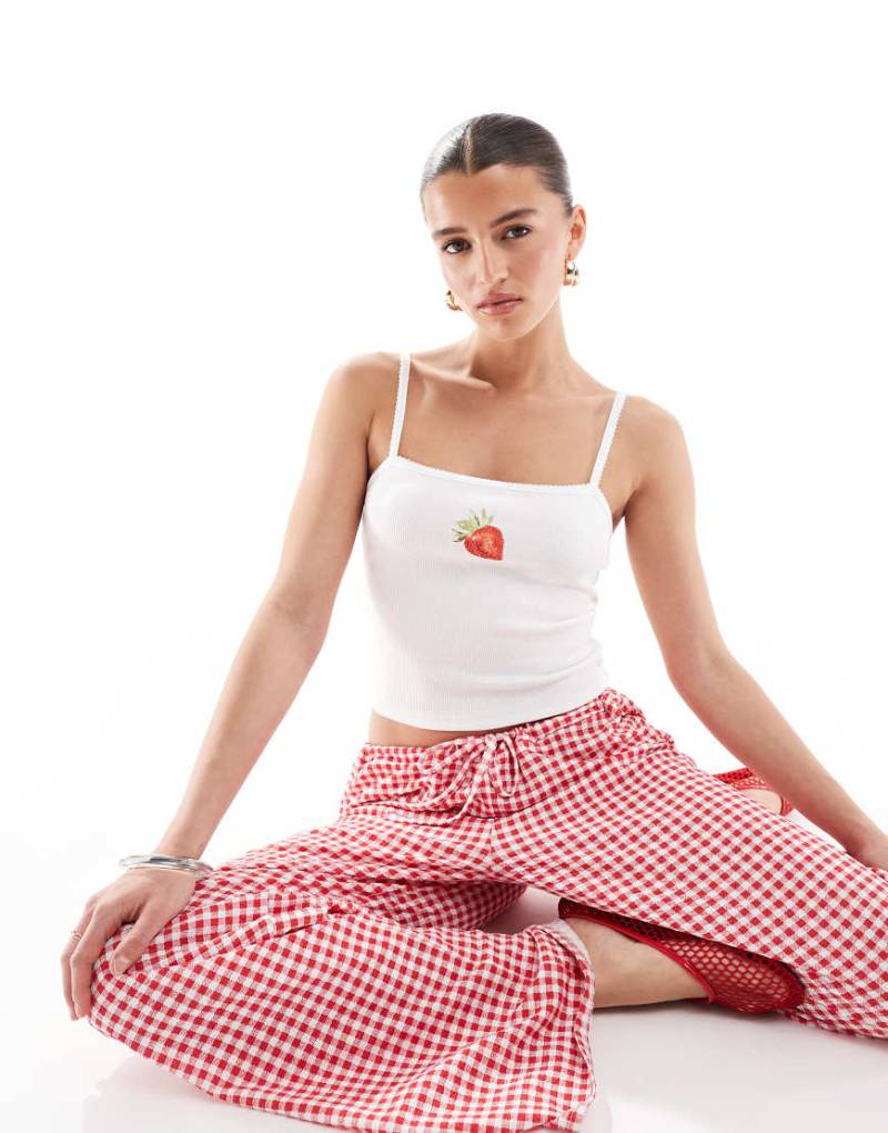 Pull & Bear - Camisole-Oberteil in Weiß mit Erdbeer-Print Pull & Bear - Camisole-Oberteil in Weiß mit Erdbeer-Print von Pull & Bear