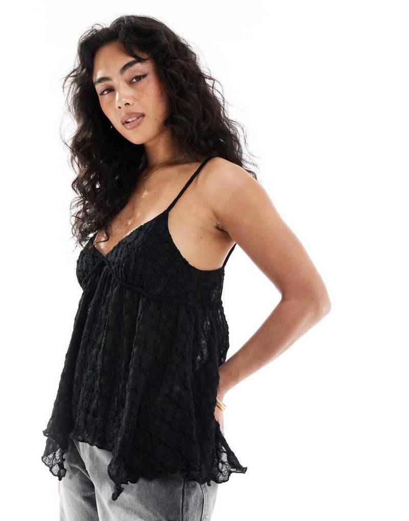Pull & Bear - Camisole-Top aus Spitze in Schwarz mit Rüschendetail von Pull & Bear