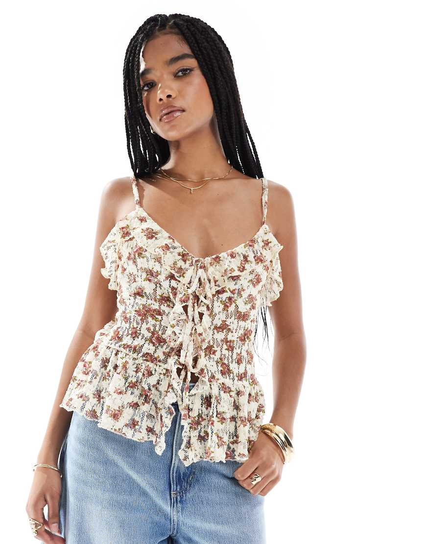 Pull & Bear - Camisole in Ecru mit Rüschen und Blumenmuster-Weiß von Pull & Bear