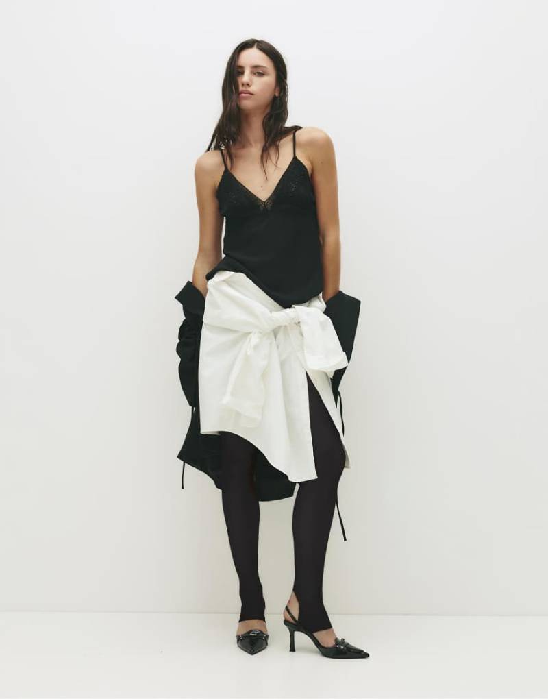 Pull & Bear - Camisole in Schwarz mit Spitzen- und Perlenverzierungen von Pull & Bear