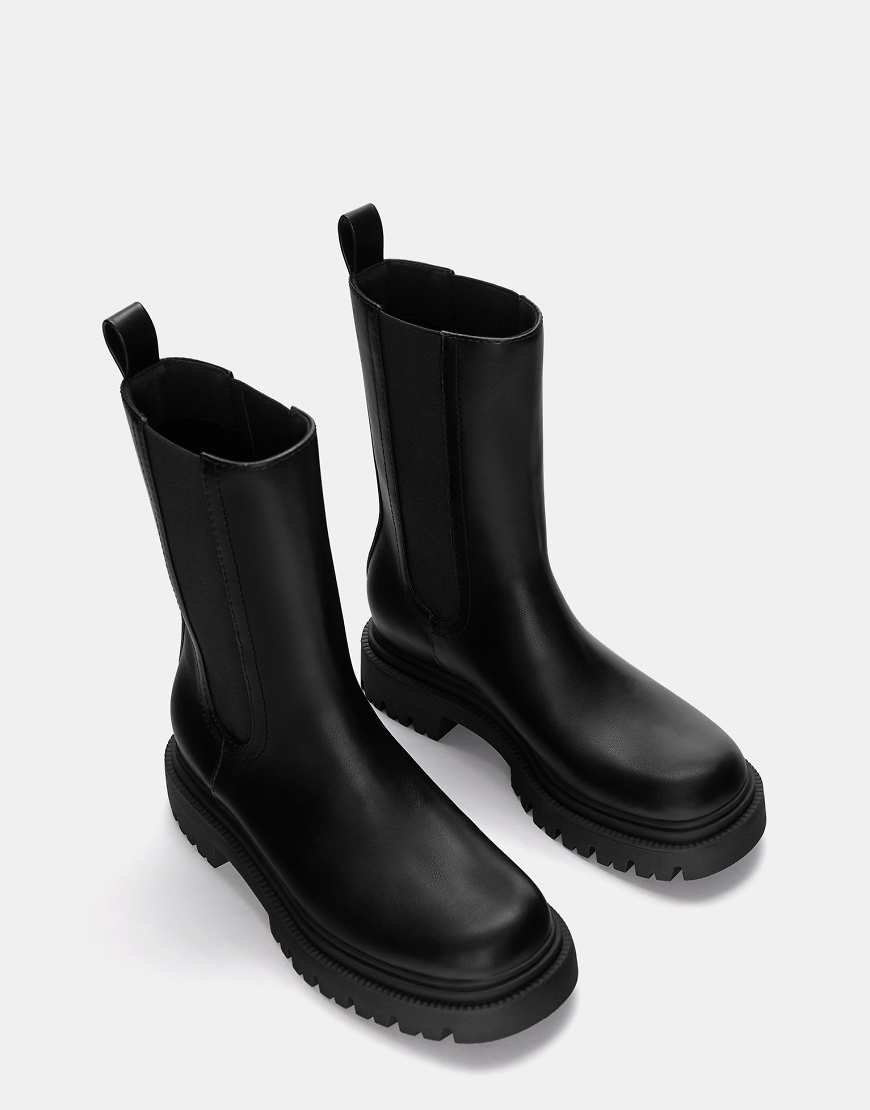 Pull & Bear - Chelsea-Stiefel in Schwarz mit dicker Sohle und Used-Optik von Pull & Bear