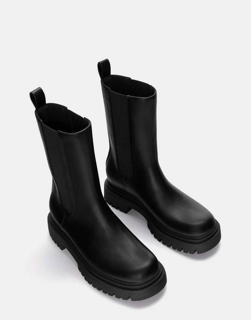 Pull & Bear - Chelsea-Stiefel in Schwarz mit dicker Sohle und Used-Optik von Pull & Bear