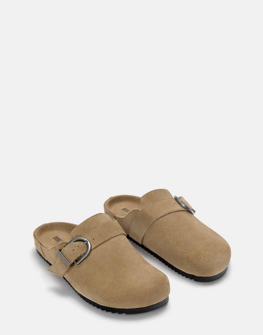 Pull & Bear - Clogs aus Leder in Braun mit Schnalle von Pull & Bear