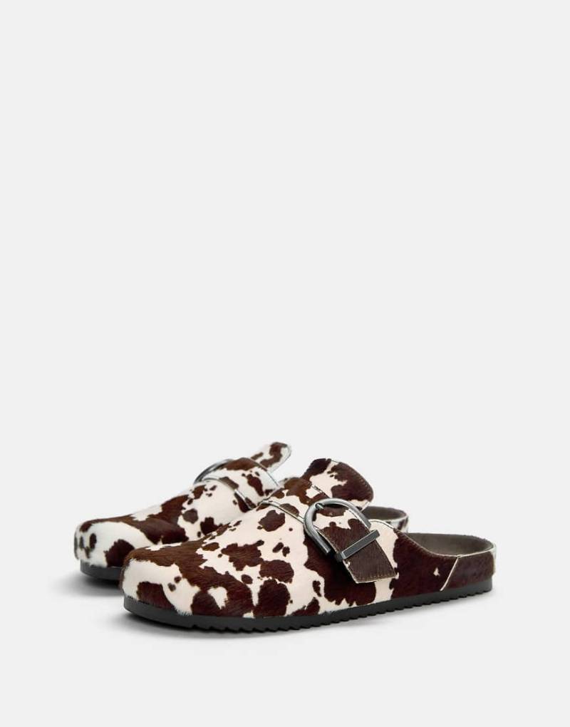Pull & Bear - Clogs aus Leder mit Kuhmuster im Kontrastdesign-Bunt Pull & Bear - Clogs aus Leder mit Kuhmuster im Kontrastdesign-Bunt von Pull & Bear
