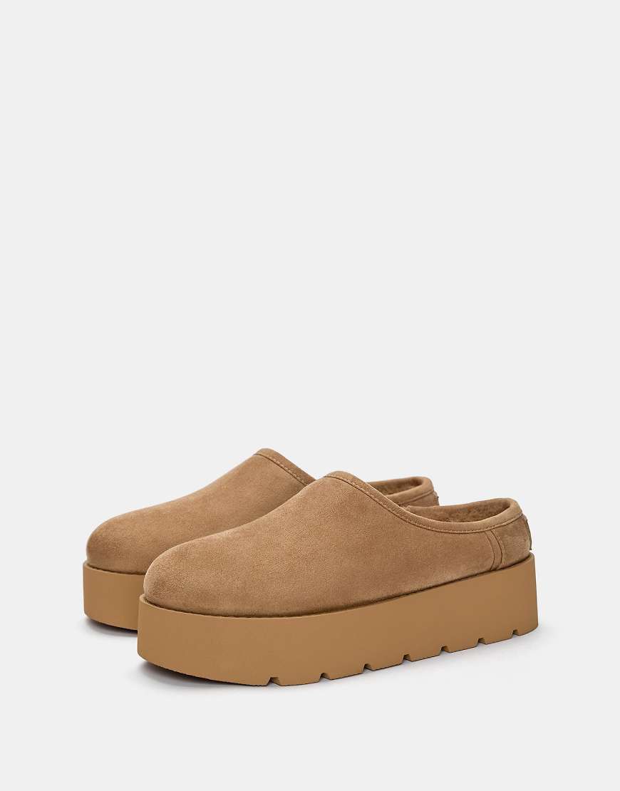 Pull & Bear - Clogs aus Kunstpelz in Beige mit Blockabsatz-Bunt von Pull & Bear