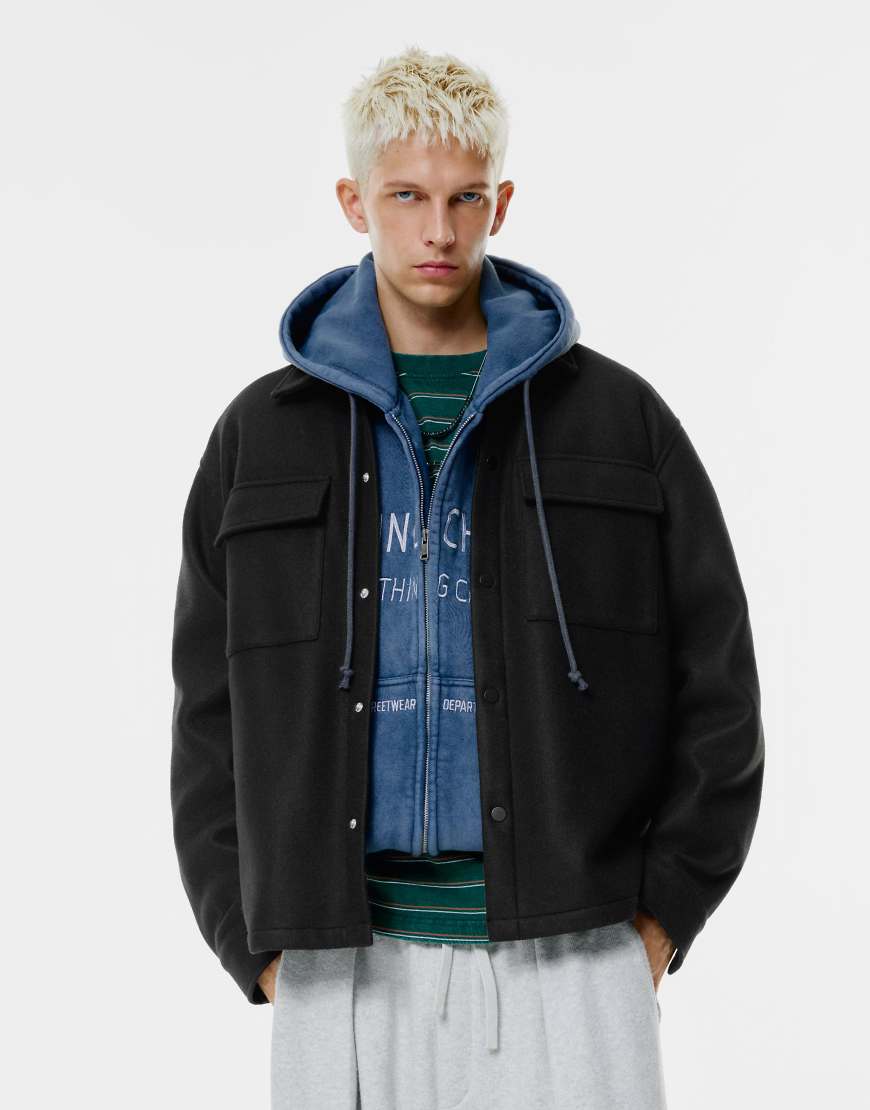 Pull & Bear - Cloth - Hemdjacke in Schwarz mit Taschen von Pull & Bear