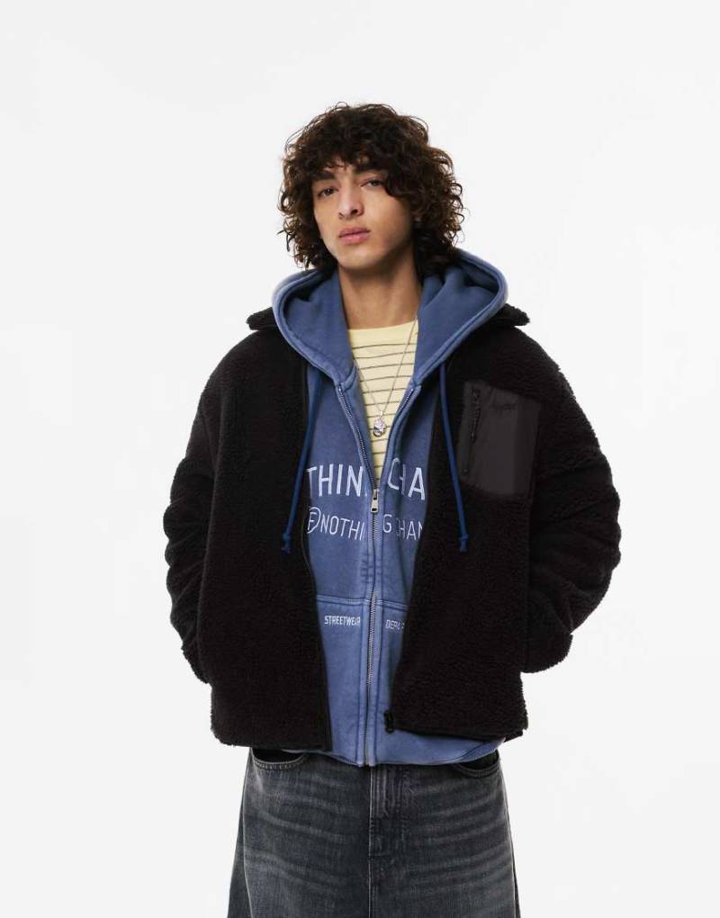 Pull & Bear - Combined - Jacke aus Kunstlammfell in Schwarz von Pull & Bear