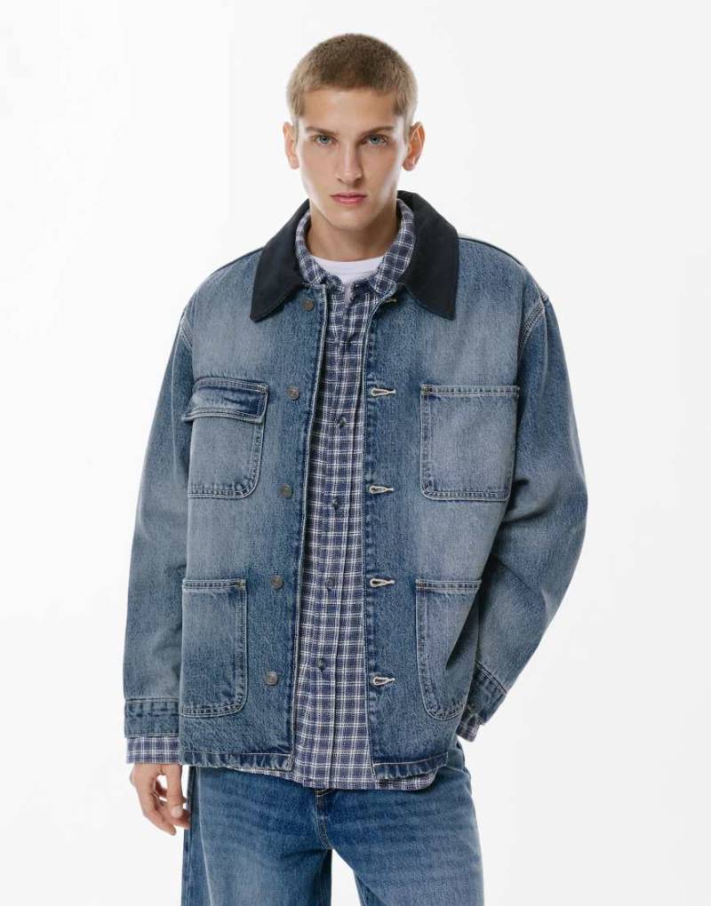Pull & Bear - Combined - Jeansjacke in Mittelblau mit Kragen Pull & Bear - Combined - Jeansjacke in Mittelblau mit Kragen von Pull & Bear
