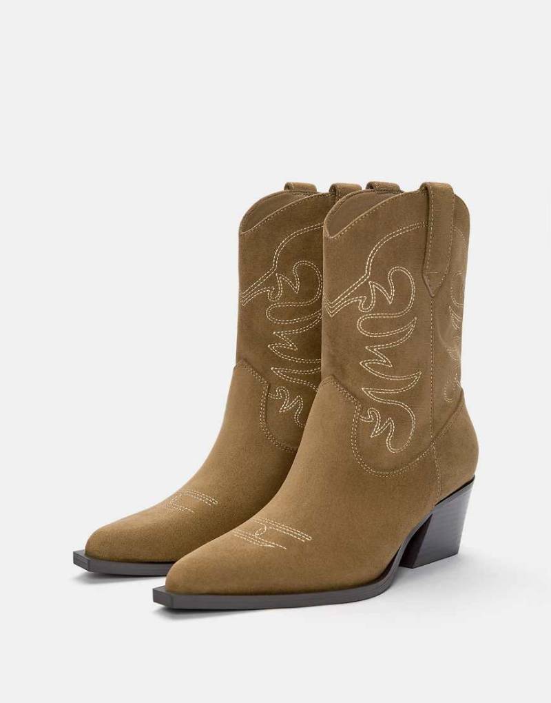 Pull & Bear - Cowboy-Stiefeletten in Sand mit hohem Absatz-Bunt von Pull & Bear