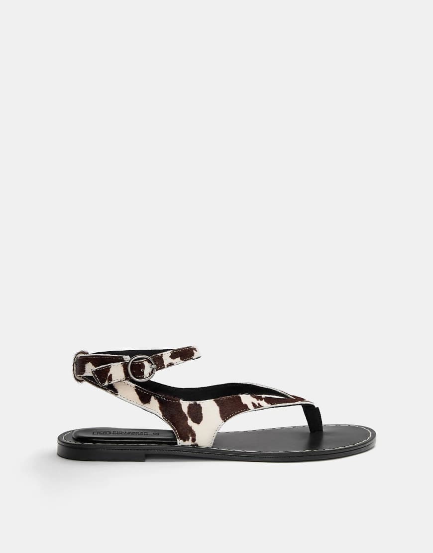 Pull & Bear - Cowhide - Flache Ledersandalen mit Kontrast-Design-Bunt von Pull & Bear