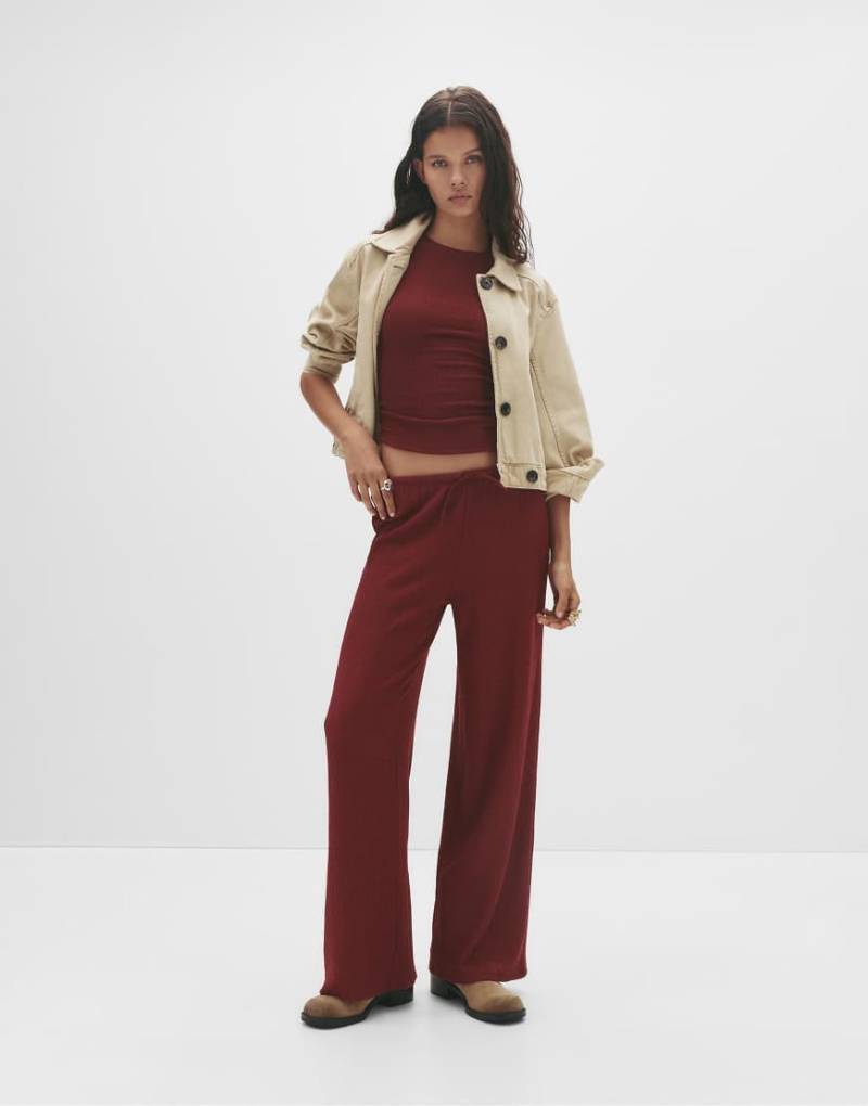 Pull & Bear - Crepe-Hose in Burgunderrot mit weitem Beinschnitt von Pull & Bear
