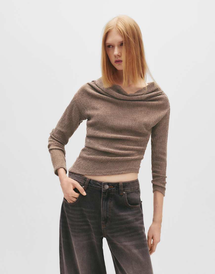 Pull & Bear - Crepe-Oberteil in Braun mit U-Boot-Ausschnitt-Brown von Pull & Bear