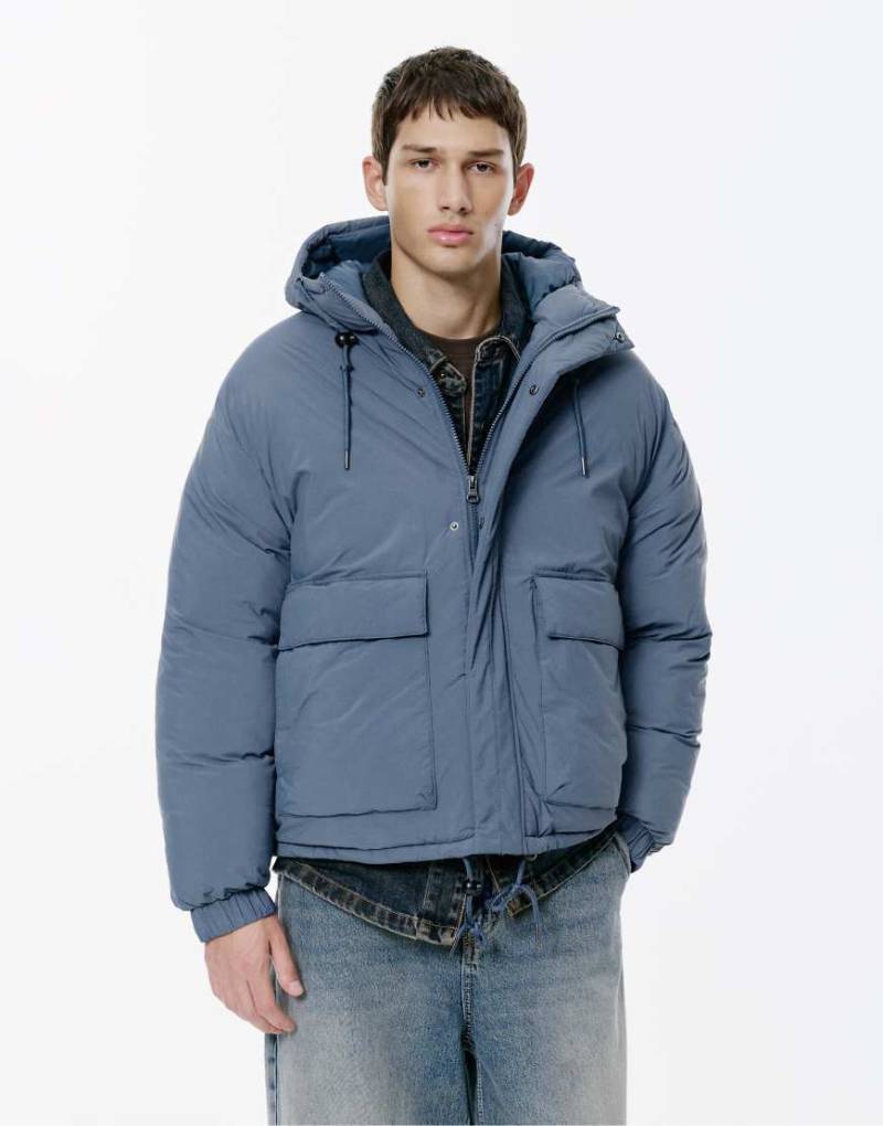 Pull & Bear - Cropped-Pufferjacke in Mittelblau von Pull & Bear