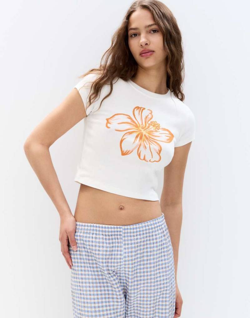 Pull & Bear - Cropped-T-Shirt in Eisweiß mit Hibiskus-Blumenmotiv von Pull & Bear