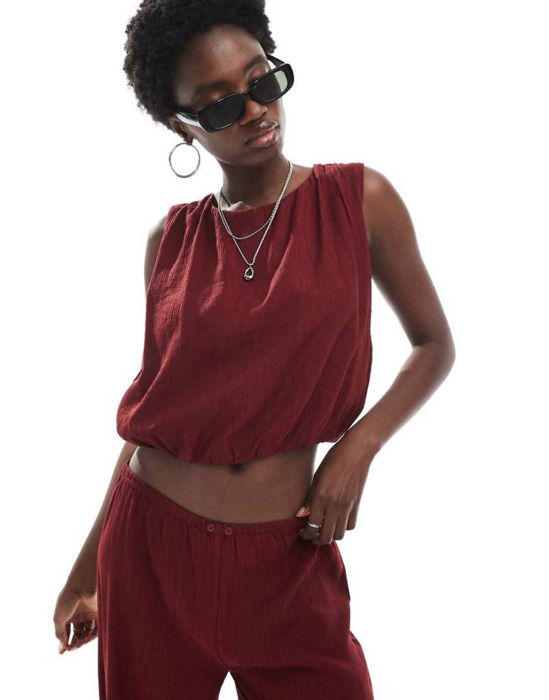Pull & Bear- Cropped-Top in Burgunderrot mit Strukturmuster, Kombiteil von Pull & Bear