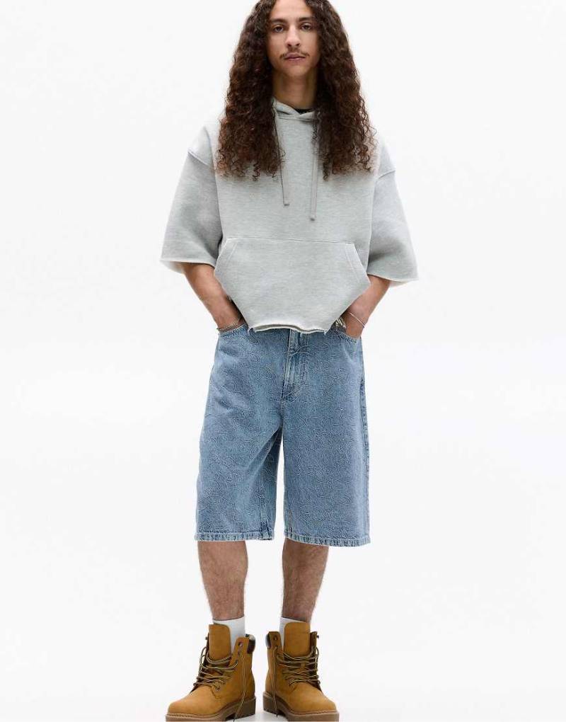 Pull & Bear - Denim-Bermudashorts in Mittelblau mit Kontrastnähten von Pull & Bear