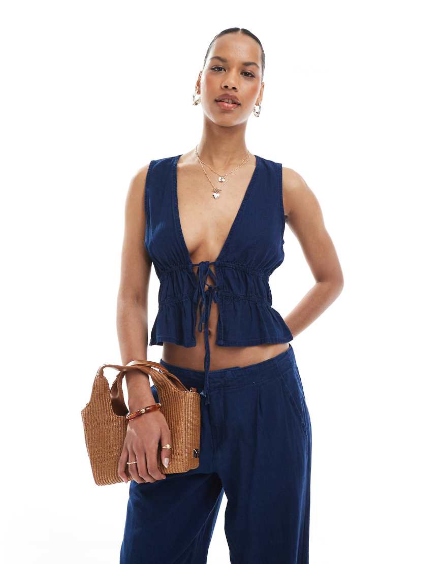 Pull & Bear - Denim-Oberteil in dunkelblauer Rinse-Waschung mit Bindedetail, Kombiteil-Marineblau von Pull & Bear