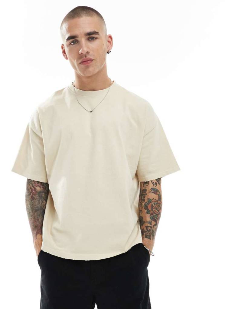 Pull & Bear - Destroyed - Kastiges T-Shirt in Sand mit Print-Neutral Pull & Bear - Destroyed - Kastiges T-Shirt in Sand mit Print-Neutral von Pull & Bear