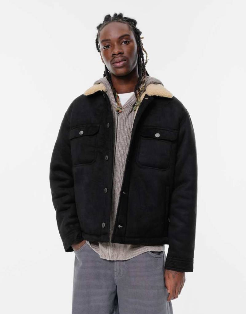 Pull & Bear - Doppelseitige Trucker-Jacke in Schwarz von Pull & Bear