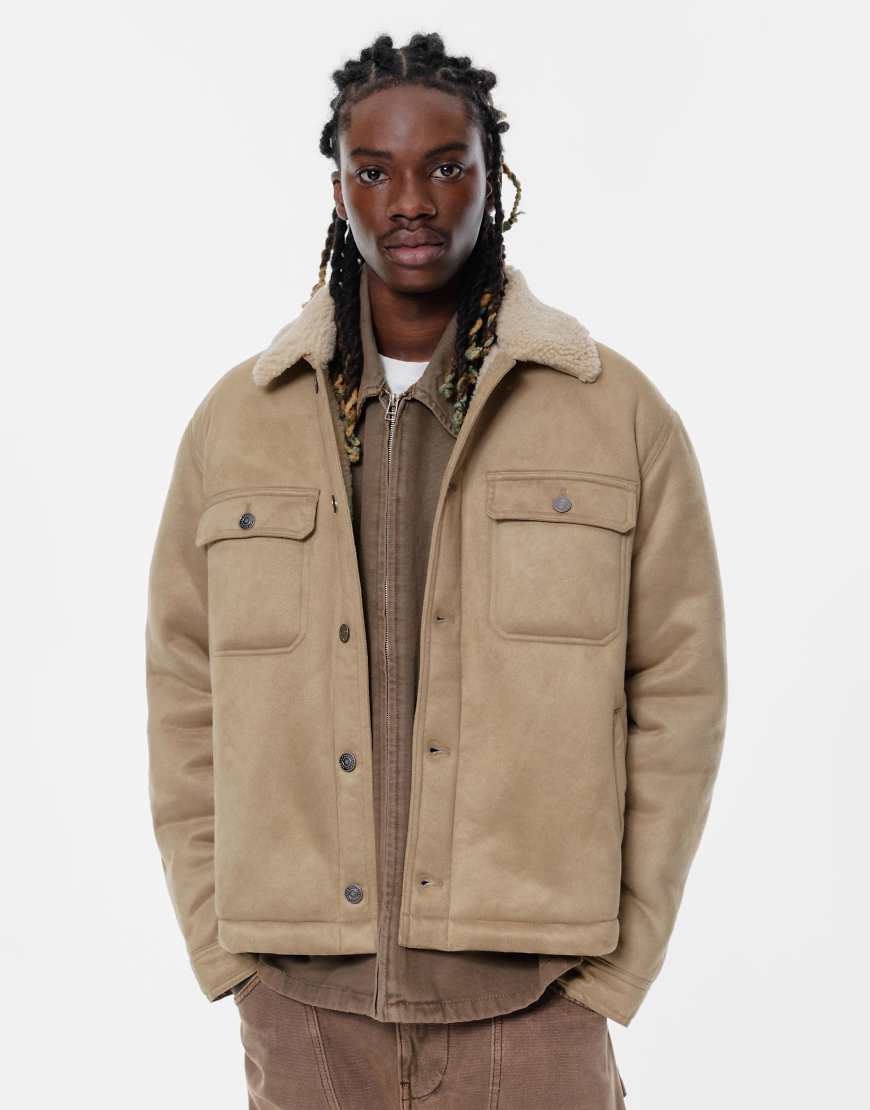 Pull & Bear - Doppelseitige Trucker-Jacke in mittlerem Kamelbraun-Neutral Pull & Bear - Doppelseitige Trucker-Jacke in mittlerem Kamelbraun-Neutral von Pull & Bear
