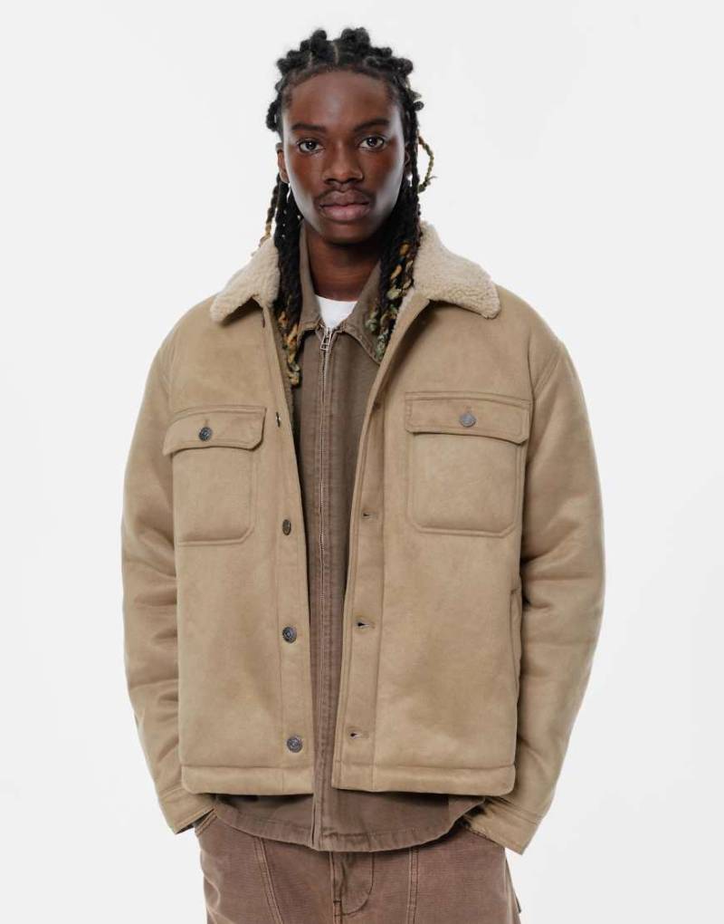 Pull & Bear - Doppelseitige Trucker-Jacke in mittlerem Kamelbraun-Neutral von Pull & Bear