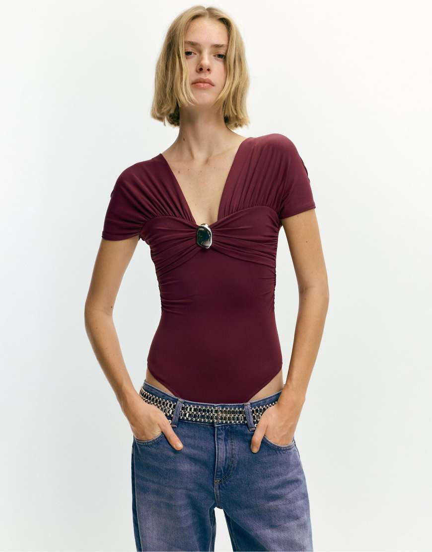 Pull & Bear - Drapierter Body in Burgunderrot mit Schnallendetail von Pull & Bear