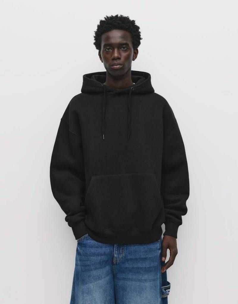 Pull & Bear - Einfacher Kapuzenpullover in Schwarz von Pull & Bear