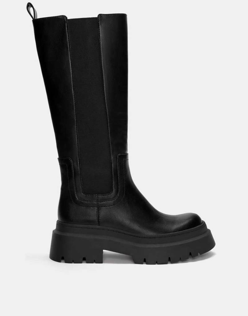 Pull & Bear - Elastische, kniehohe Stiefel in Schwarz mit dicker Sohle von Pull & Bear