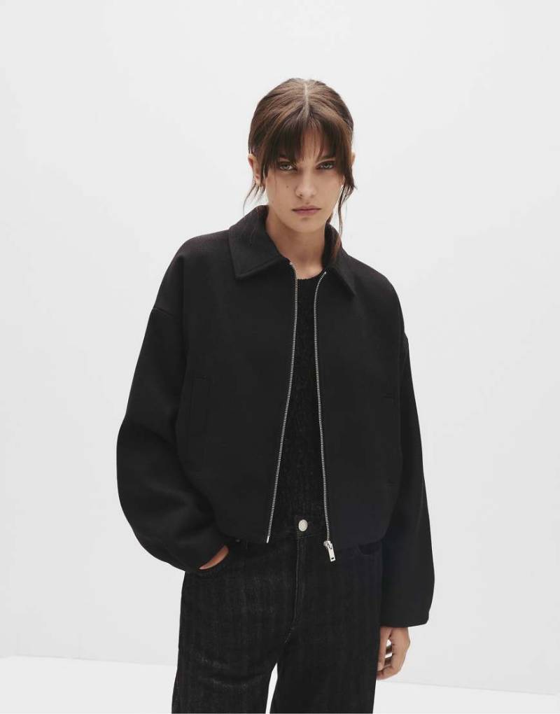 Pull & Bear - Elegante kurze Jacke in Schwarz mit Filzstruktur von Pull & Bear
