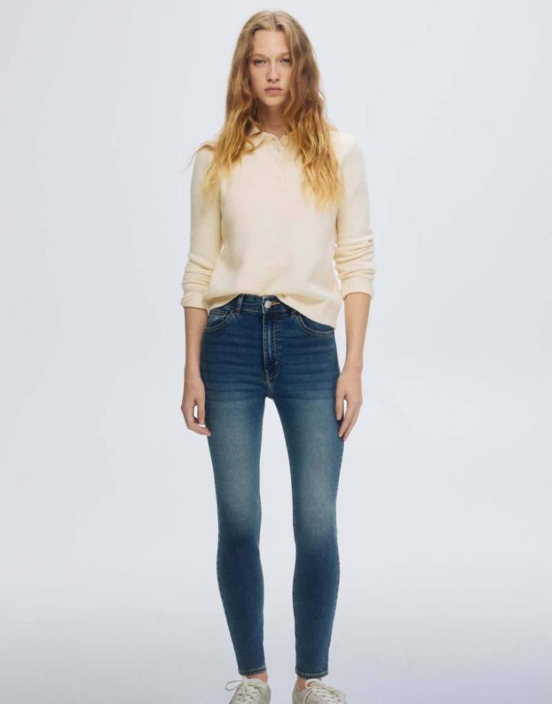 Pull & Bear - Eng geschnittene Jeans in Mittelblau mit hohem Bund von Pull & Bear