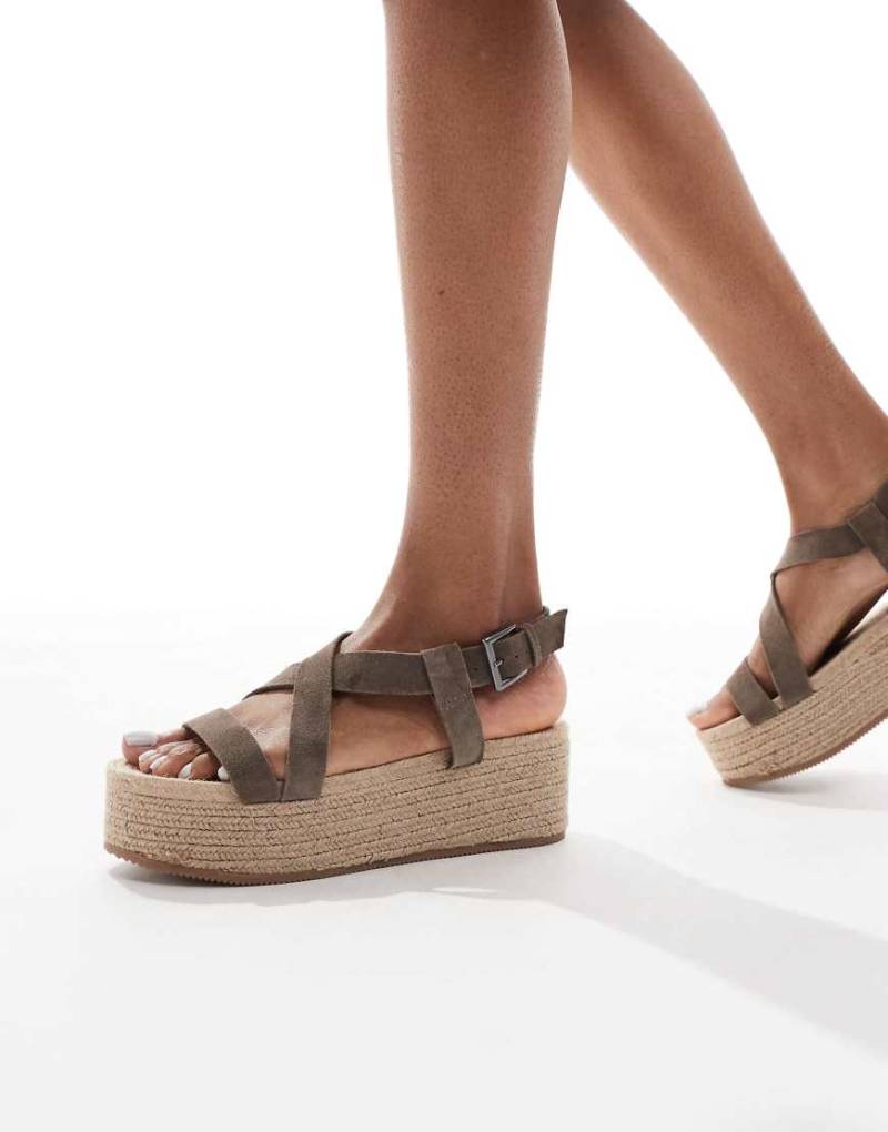 Pull & Bear - Espadrilles in Braun mit flacher Plateausohle-Neutral von Pull & Bear