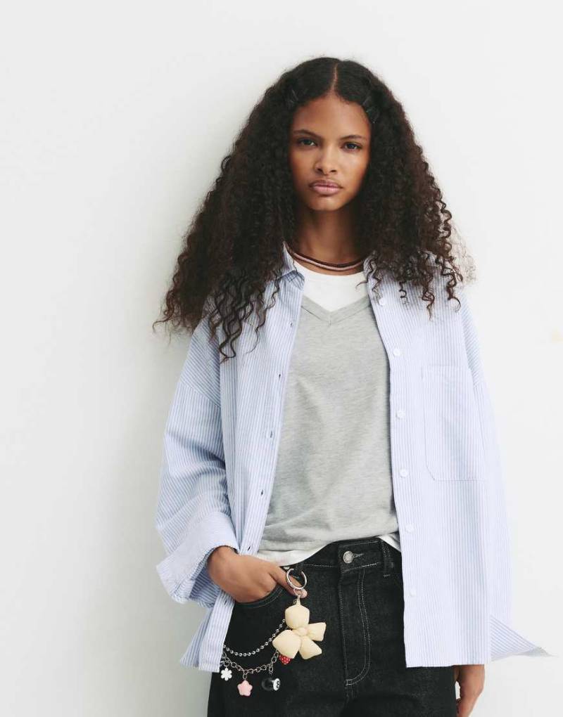 Pull & Bear - Fein gestreiftes Hemd in Mittelblau Pull & Bear - Fein gestreiftes Hemd in Mittelblau von Pull & Bear
