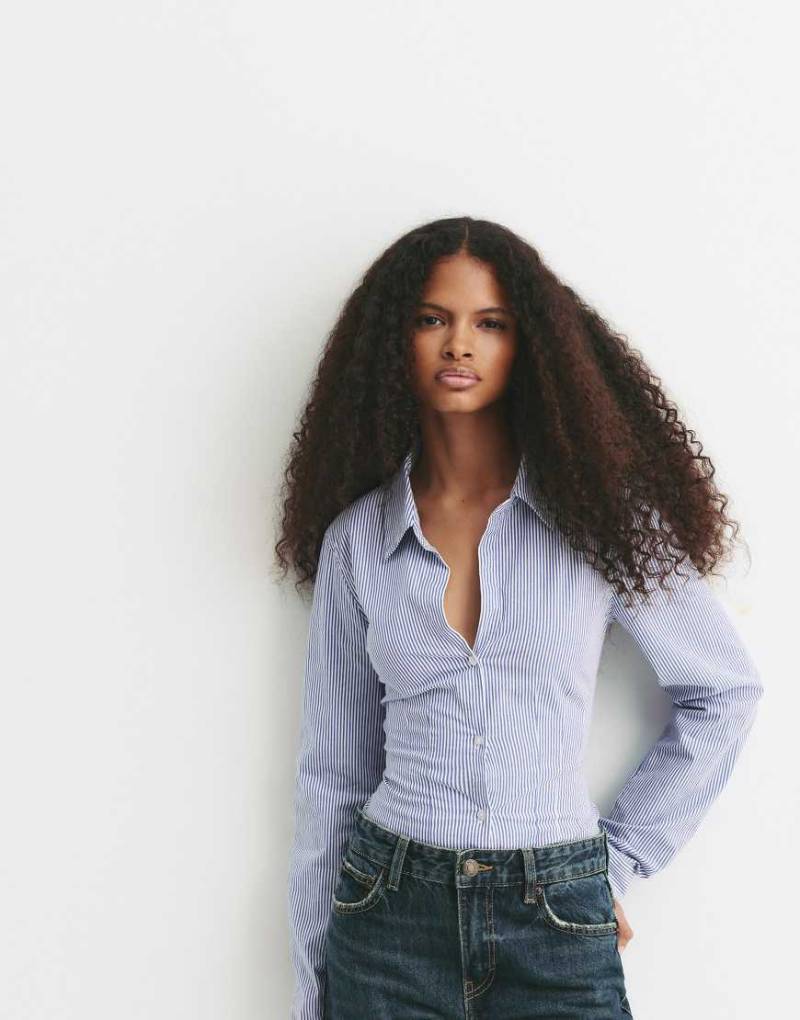 Pull & Bear - Figurbetonte, gestreifte Hemdbluse mit Faltendetails-Bunt Pull & Bear - Figurbetonte, gestreifte Hemdbluse mit Faltendetails-Bunt von Pull & Bear