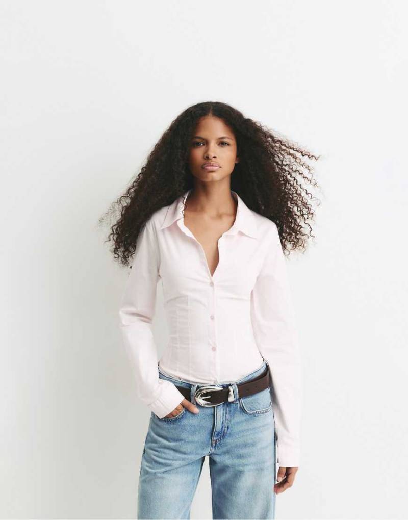 Pull & Bear - Figurbetonte Hemdbluse in Rosa mit Faltendetails von Pull & Bear