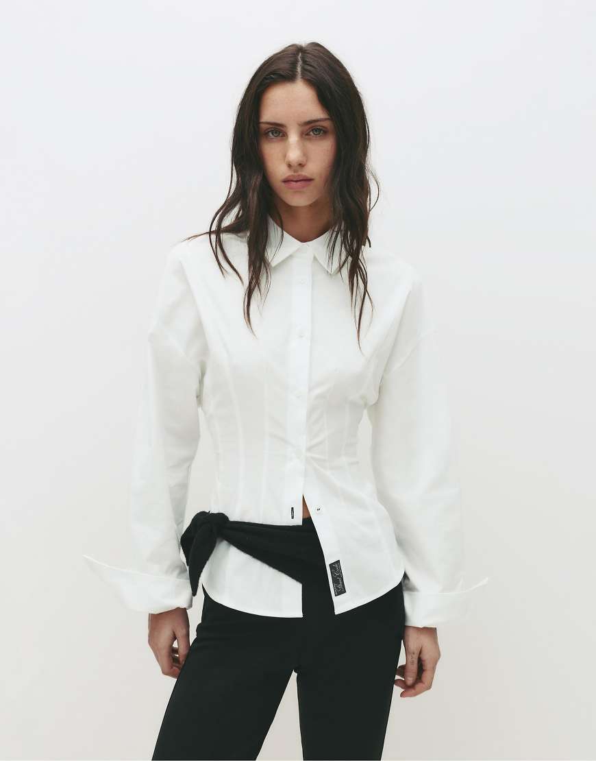 Pull & Bear - Figurbetonte Hemdbluse in Weiß mit Faltendetails von Pull & Bear