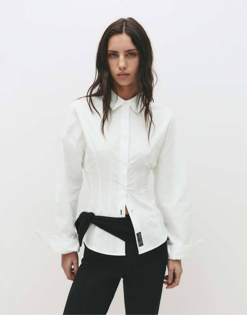 Pull & Bear - Figurbetonte Hemdbluse in Weiß mit Faltendetails von Pull & Bear